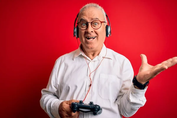 Gut Aussehender Mann Mittleren Alters Spielt Videospiel Mit Steuerknüppel Und — Stockfoto