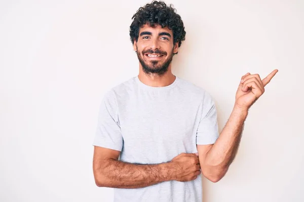 Guapo Joven Con Pelo Rizado Oso Vistiendo Camiseta Casual Sonriendo —  Fotos de Stock