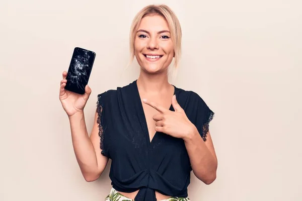 Schöne Blonde Frau Hält Smartphone Mit Geknacktem Bildschirm Vor Weißem — Stockfoto