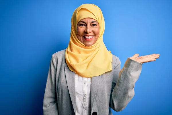 Středověké Brunetky Obchodní Žena Sobě Muslim Tradiční Hidžáb Přes Modré — Stock fotografie