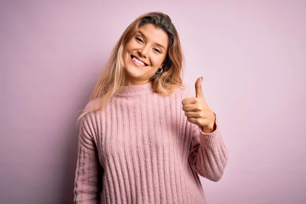 Jonge Mooie Blonde Vrouw Draagt Casual Roze Trui Geïsoleerde Achtergrond — Stockfoto