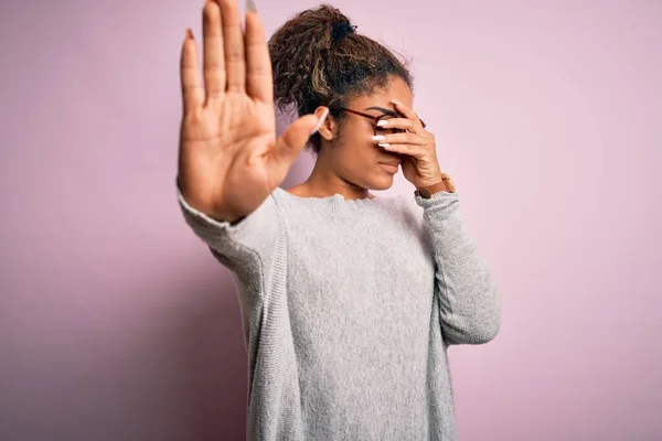 Joven Chica Afroamericana Hermosa Con Suéter Gafas Sobre Fondo Rosa — Foto de Stock