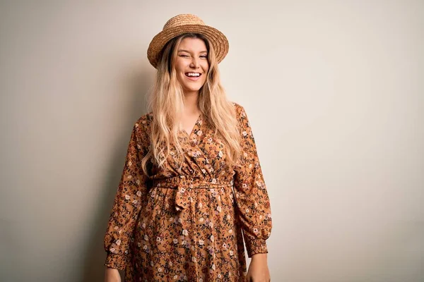 Jovem Mulher Loira Bonita Usando Vestido Verão Chapéu Sobre Fundo — Fotografia de Stock