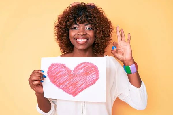 Jovem Afro Americana Segurando Papel Forma Coração Fazendo Sinal Com — Fotografia de Stock