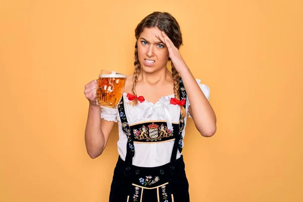 Gyönyörű Szőke Német Kék Szemekkel Oktoberfest Ruhát Visel Korsó Sört — Stock Fotó