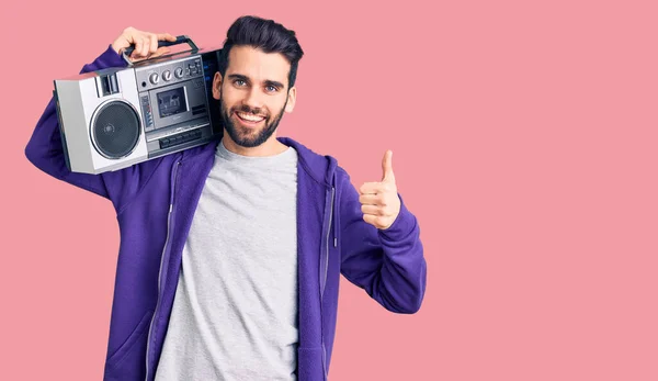 Ung Stilig Man Med Skägg Lyssnar Musik Med Vintage Boombox — Stockfoto