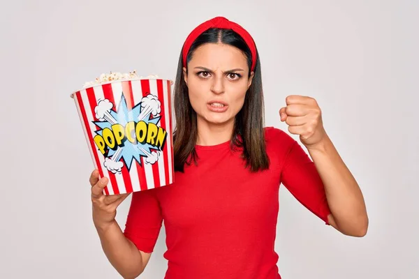 Giovane Bella Donna Bruna Mangiare Pacchetto Popcorn Spuntino Sfondo Bianco — Foto Stock