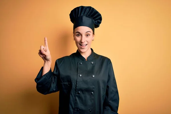 Jonge Mooie Chef Kok Vrouw Draagt Fornuis Uniform Hoed Staande — Stockfoto