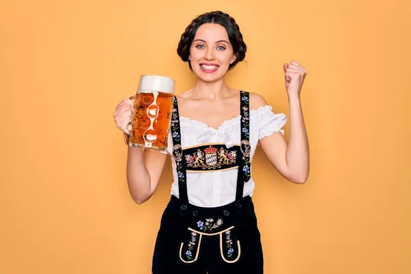 Mooie Duitse Vrouw Met Blauwe Ogen Traditionele Octoberfest Jurk Drinken — Stockfoto