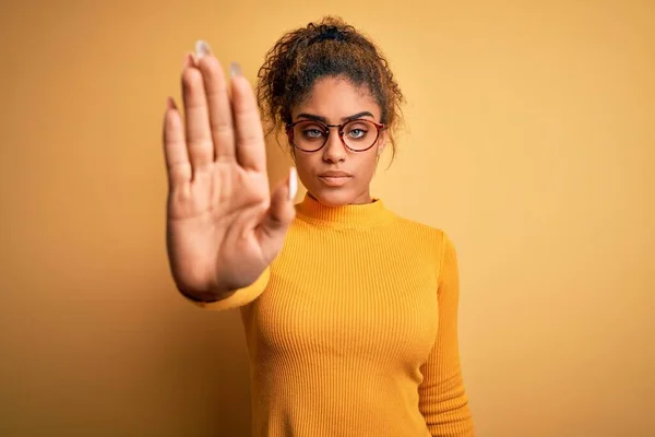 Fiatal Gyönyörű Afro Amerikai Lány Pulóvert Szemüveget Visel Sárga Háttér — Stock Fotó
