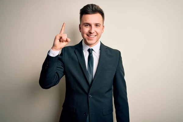 Jovem Homem Negócios Bonito Vestindo Terno Elegante Gravata Sobre Fundo — Fotografia de Stock