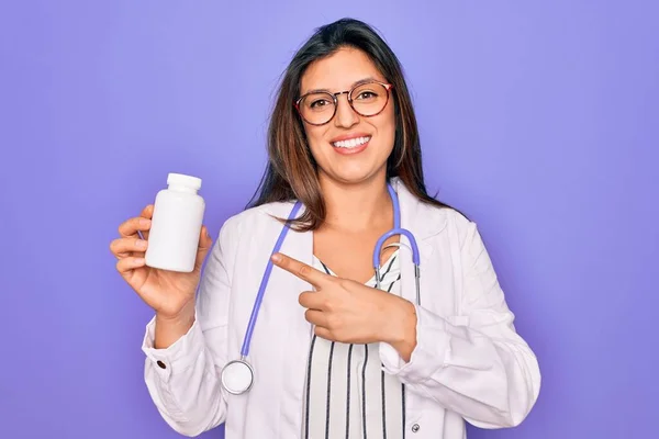 Joven Profesional Médico Mujer Sosteniendo Píldoras Farmacéuticas Sobre Fondo Púrpura —  Fotos de Stock