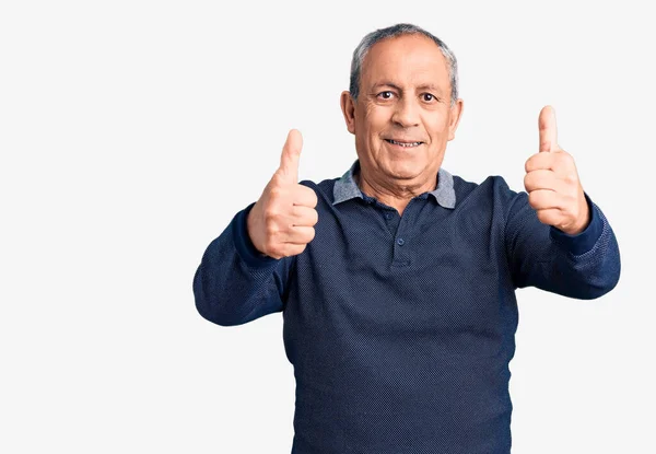 Homem Bonito Sênior Vestindo Pólo Casual Aprovando Fazer Gesto Positivo — Fotografia de Stock