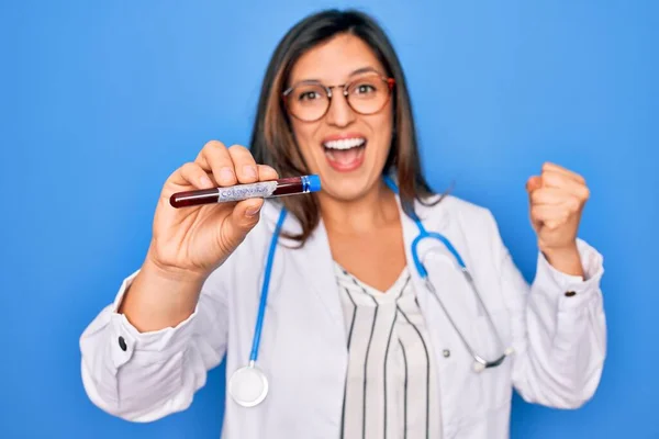 Mujer Doctora Joven Sosteniendo Tubo Médico Muestra Sangre Con Enfermedad —  Fotos de Stock