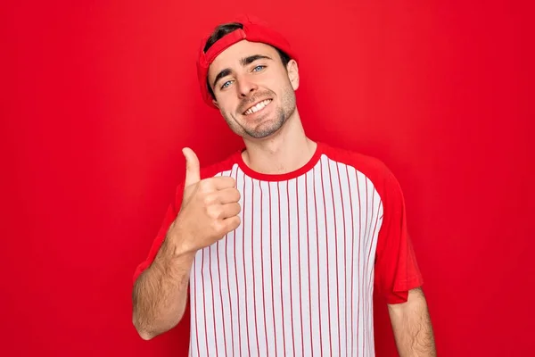 Fiatal Jóképű Kék Szemű Férfi Csíkos Baseball Pólóban Sapkában Boldog — Stock Fotó