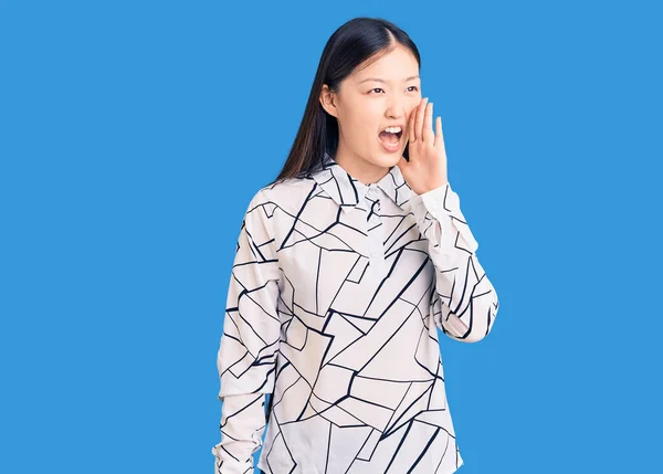 Jonge Mooie Chinese Vrouw Draagt Casual Shirt Schreeuwen Schreeuwen Luid — Stockfoto