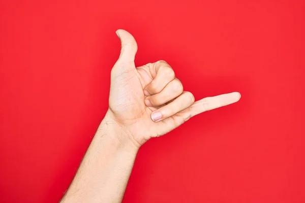 Mão Caucasiano Jovem Mostrando Dedos Sobre Fundo Vermelho Isolado Gestos — Fotografia de Stock