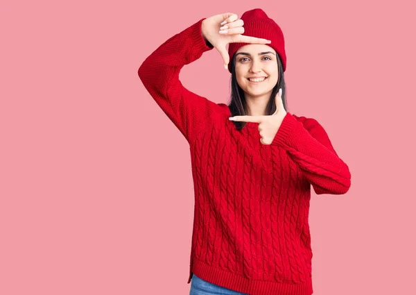 Junge Schöne Mädchen Pullover Und Wollmütze Lächelnd Gestell Mit Händen — Stockfoto