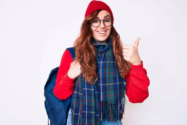 Молода Красива Жінка Зимовому Шарфі Студентському Рюкзаку Посміхається Щасливим Позитивним — стокове фото
