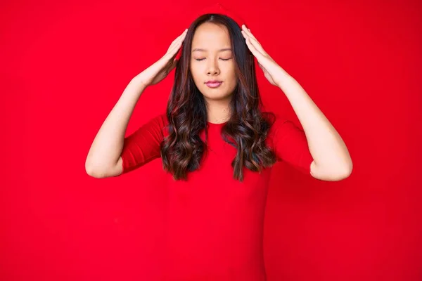 年轻美丽的中国姑娘头戴便服 因压力头疼 偏头痛 — 图库照片
