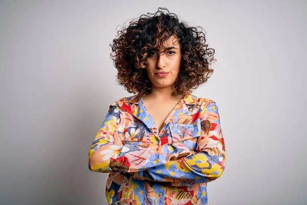 Jovem Bela Mulher Árabe Encaracolado Vestindo Floral Camisa Colorida Sobre — Fotografia de Stock