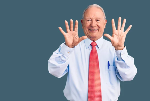 Senior Pohledný Šedovlasý Muž Elegantní Kravatě Košili Ukazuje Ukazuje Prsty — Stock fotografie