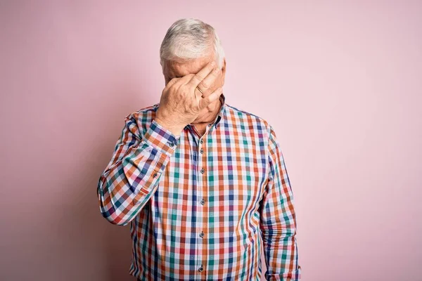 Uomo Anziano Bello Hoary Indossa Casual Camicia Colorata Sfondo Rosa — Foto Stock