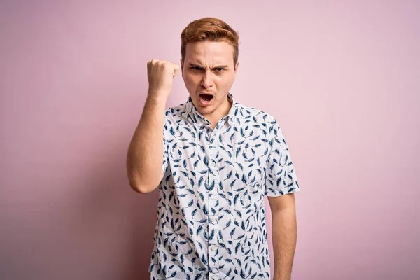 Joven Hombre Pelirrojo Guapo Con Camisa Verano Casual Pie Sobre —  Fotos de Stock