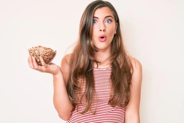 Beautiful Young Caucasian Woman Eating Healthy Whole Grain Celears Scared — Stock Photo, Image