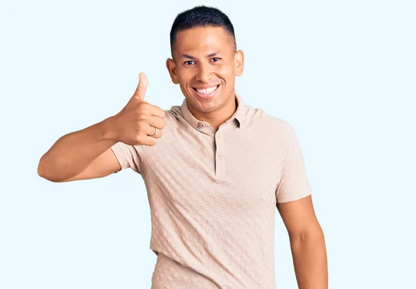 Joven Hombre Latino Guapo Usando Ropa Casual Sonriendo Feliz Positivo —  Fotos de Stock