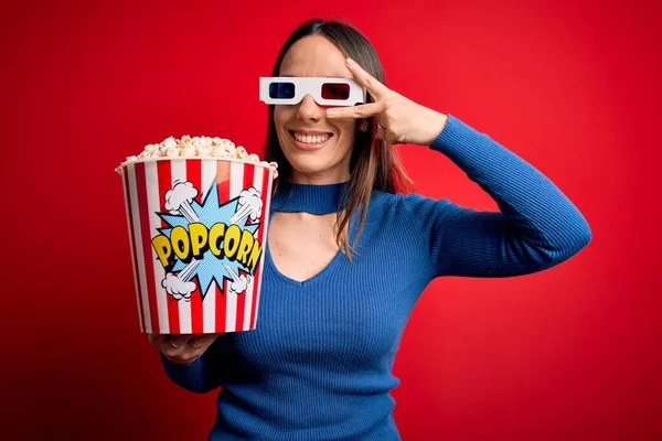 Fiatal Szőke Visel Szemüveg Eszik Egy Csomag Popcorn Néz Egy — Stock Fotó