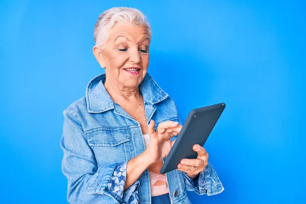 Starsza Piękna Kobieta Niebieskimi Oczami Siwymi Włosami Pomocą Urządzenia Touchpad — Zdjęcie stockowe