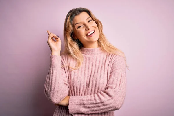 Jonge Mooie Blonde Vrouw Draagt Casual Roze Trui Geïsoleerde Achtergrond — Stockfoto