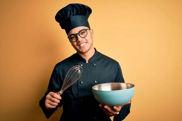 年轻的巴西厨师 身穿炊事服 头戴礼帽 头戴碗 面带喜色 站在那里笑着 带着自信的笑容 露出牙齿 — 图库照片