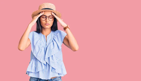 Junge Schöne Lateinische Mädchen Mit Sommermütze Und Brille Leiden Unter — Stockfoto