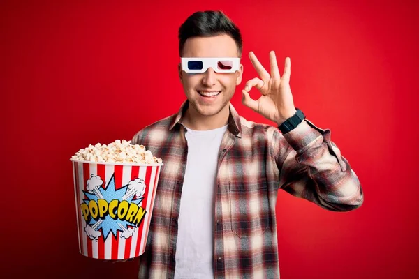 Giovane Uomo Caucasico Bello Indossa Occhiali Film Mangiare Popcorn Sorridente — Foto Stock