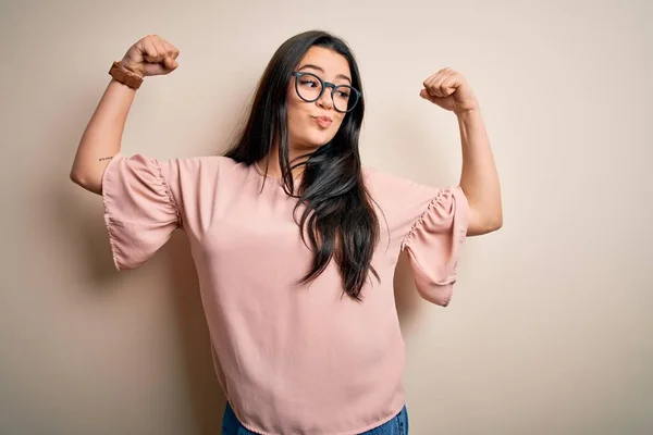 Young Brunette Elegant Woman Wearing Glasses Isolated Background Showing Arms — Stock Photo, Image