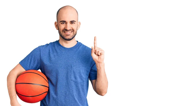 Jovem Homem Bonito Segurando Bola Basquete Surpreso Com Uma Ideia — Fotografia de Stock