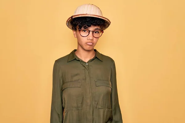 Ung Vacker Afrikansk Turist Kvinna Bär Glasögon Och Upptäcktsresande Hatt — Stockfoto