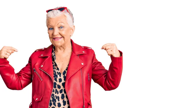 Senior Vacker Kvinna Med Blå Ögon Och Grått Hår Bär — Stockfoto