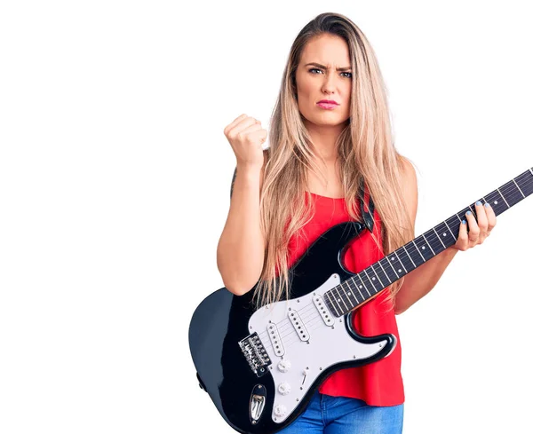 Jeune Belle Femme Blonde Jouant Guitare Électrique Ennuyée Frustrée Criant — Photo