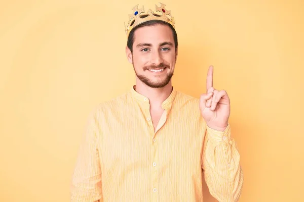 Joven Hombre Guapo Con Corona Rey Sonriendo Con Una Idea —  Fotos de Stock