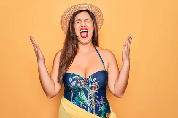 Ung Latinamerikansk Kvinna Bär Sommar Hatt Och Baddräkt Över Gul — Stockfoto