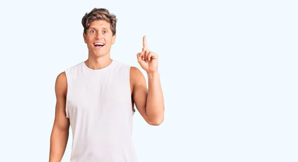 Homem Bonito Jovem Vestindo Camiseta Sem Mangas Apontando Dedo Para — Fotografia de Stock