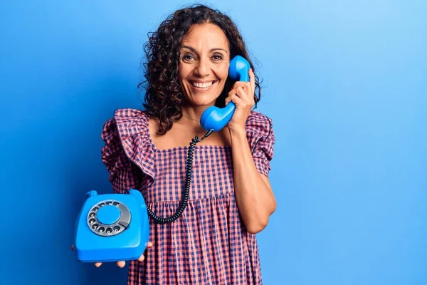 Middelbare Leeftijd Mooie Vrouw Met Vintage Telefoon Kijken Positief Gelukkig — Stockfoto