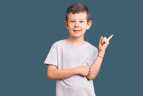 Lindo Niño Rubio Con Ropa Casual Sonriendo Feliz Señalando Con — Foto de Stock