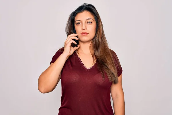 Mulher Hispânica Jovem Ter Uma Conversa Falando Smartphone Sobre Fundo — Fotografia de Stock