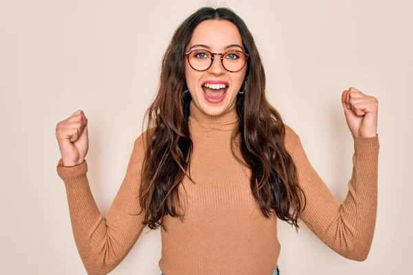 Jovem Mulher Bonita Vestindo Camisola Gola Alta Casual Óculos Sobre — Fotografia de Stock