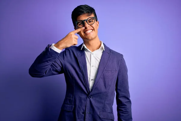 Jovem Homem Negócios Bonito Vestindo Jaqueta Óculos Sobre Fundo Roxo — Fotografia de Stock