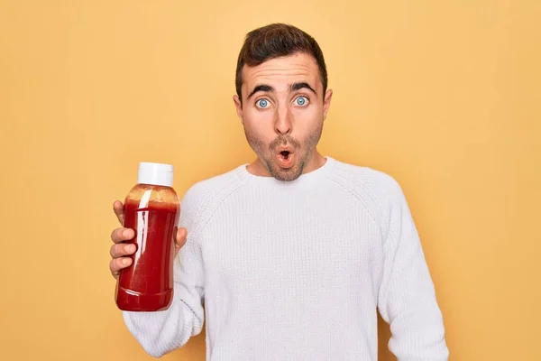 Jonge Knappe Man Met Fles Ketchup Saus Kruiderij Gele Achtergrond — Stockfoto